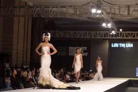 SV Việt đưa "trang phục ninja", mặt nạ phòng độc lên sàn diễn