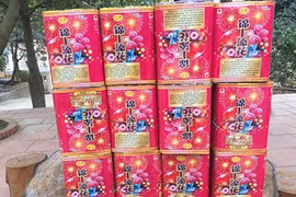 Tài xế taxi lên vùng biên chở thuê pháo lậu