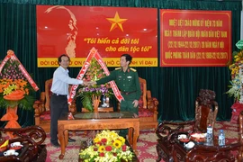 Lãnh đạo Báo Gia Lai thăm và chúc mừng các đơn vị quân đội