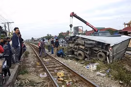 Va chạm với tàu hỏa, xe tải biến dạng
