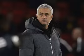 M.U hoãn gia hạn hợp đồng với HLV Mourinho