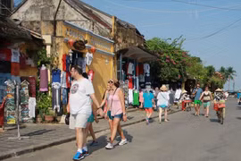 Du khách nước ngoài đến Việt Nam đông kỷ lục