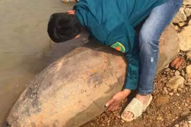 Hoảng hồn phát hiện quả bom dài hơn 1 mét ven sông Lô