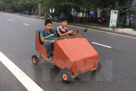 Thừa Thiên-Huế: Học sinh lớp 9 chế tạo xe ôtô chạy bằng điện