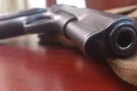 Đem súng K54 khoe bạn, nam học sinh bị thương vì súng cướp cò