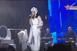 Mỹ Tâm "cháy hết mình" với hit Người hãy quên em đi