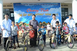 Tặng 1.000 phần quà cho bà con nghèo khó khăn