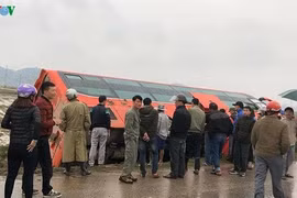 Đánh lái tránh nhóm học sinh, xe giường nằm lật nghiêng xuống ruộng