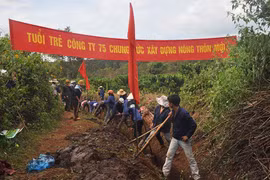 Thanh niên Công ty 75 giúp dân làng nạo vét kênh mương