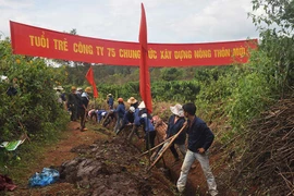 Thanh niên Công ty 75 giúp dân làng nạo vét kênh mương