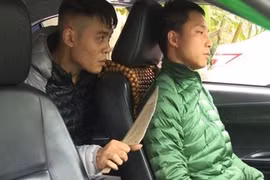 Rùng mình cảnh tên cướp kề lưỡi dao sắc lạnh vào cổ lái xe taxi