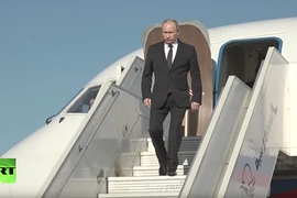 Tổng thống Putin bất ngờ tới Syria, tuyên bố rút quân