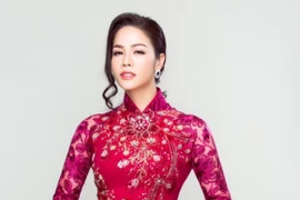 Ca sĩ Nhật Kim Anh duyên dáng khi diện áo dài