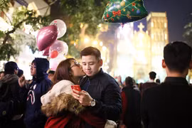 Các cặp đôi trẻ tay trong tay ấm áp đêm Giáng sinh