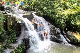 Hoang sơ Ao Giời suối Tiên trên núi Nả