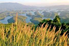 Thưởng ngoạn "vịnh Hạ Long" của Tây Nguyên