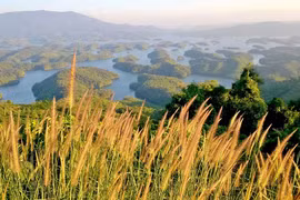 Thưởng ngoạn "vịnh Hạ Long" của Tây Nguyên