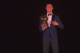 Ronaldo nhận Quả Bóng Vàng 2017 trên tháp Eiffel