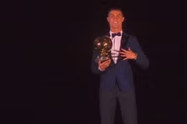 Ronaldo nhận Quả Bóng Vàng 2017 trên tháp Eiffel
