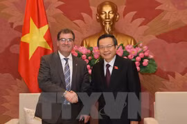 Phó Chủ tịch Quốc hội Phùng Quốc Hiển tiếp Đoàn Hạ viện Canada