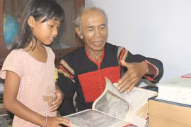 Già làng Ê đê mê học ngoại ngữ