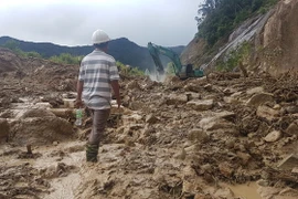 Đường Nha Trang-Đà Lạt sạt lở 4 lần trong ngày, giao thông tê liệt