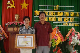 Chủ tịch UBND tỉnh khen thưởng cho thanh niên cứu 5 học sinh