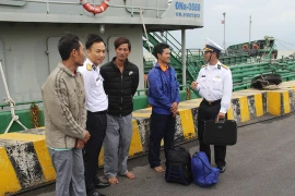 Kịp thời cứu 4 ngư dân Quảng Bình bị chìm tàu trên biển