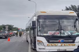 Xe khách lấn đường tông 3 xe máy, hai mẹ con tử vong