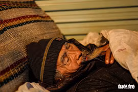 Người vô gia cư co ro giữa đêm đông Hà Nội