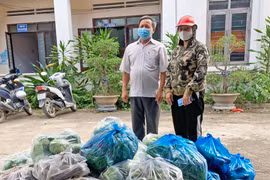 Tặng vật dụng y tế hỗ trợ phòng-chống dịch tại thị trấn Phú Thiện