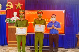 Tỉnh Đoàn Gia Lai trao bằng khen cho đoàn viên Công an thị xã Ayun Pa