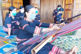 Lưu nét làng trên thổ cẩm