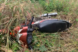 Tìm thấy xe máy, nhiều mảnh áo bị cháy xém gần hiện trường nghi án đốt người