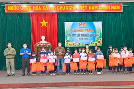 Gia Lai: Tặng 25 đàn gà trị giá 53 triệu đồng cho các em thiếu nhi khó khăn