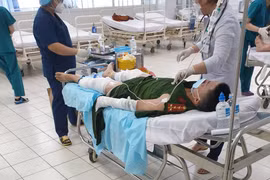 TP.HCM: Cấp cứu 3 chiến sĩ công an, vì bị ném bom xăng khi đi cưỡng chế thi hành án