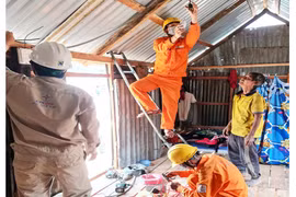 Sửa chữa, lắp mới hệ thống điện miễn phí cho khu tái định cư làng A Chông