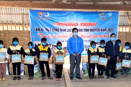 Trao 100 túi an sinh và 1.000 áo ấm cho người dân, học sinh xã Hà Tây