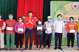 Hỗ trợ tiền mặt cho 150 hộ dân bị ảnh hưởng bởi dịch Covid-19 của huyện Chư Prông