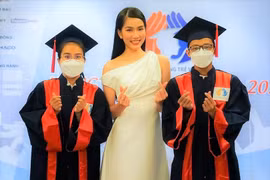 Chia sẻ của người cha phụ hồ có con gái là thủ khoa đại học