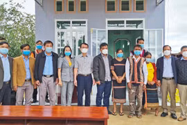 Bí thư Tỉnh ủy Hồ Văn Niên trao 2 căn nhà cho hộ nghèo tại TP. Pleiku