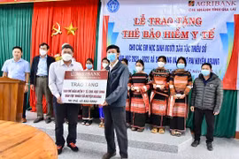 Tặng 100 thẻ bảo hiểm y tế cho học sinh dân tộc thiểu số tại huyện Kbang
