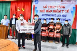 Tặng 100 thẻ bảo hiểm y tế cho học sinh dân tộc thiểu số tại huyện Kbang