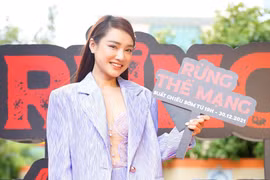 Nhã Phương gợi cảm trên thảm đỏ phim 'Rừng thế mạng'