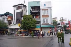 Cháy cửa hàng bán bể cá cảnh, hai vợ chồng và con tử vong