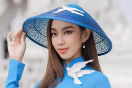 Hoa hậu Thùy Tiên rạng rỡ trong tà áo dài Việt Nam trên đất Thái