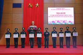 Tặng giấy khen cho 9 cán bộ trẻ Bộ đội Biên phòng tỉnh