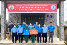 Trao 3 ngôi nhà "Mái ấm Công đoàn" cho công nhân khó khăn