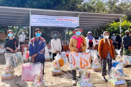 Quốc Cường Gia Lai tặng 500 suất quà "Hơi ấm từ phương xa"