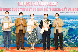 Trao giải cuộc thi viết chủ đề "Du lịch Phố núi Pleiku"